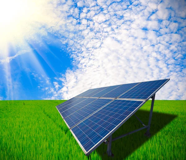 Energía solar para el desarrollo sostenible del prado verde — Foto de Stock