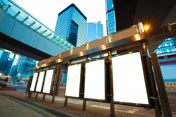 Современный город реклама световые телевизионные ящики ночи в Гонконге — стоковое фото