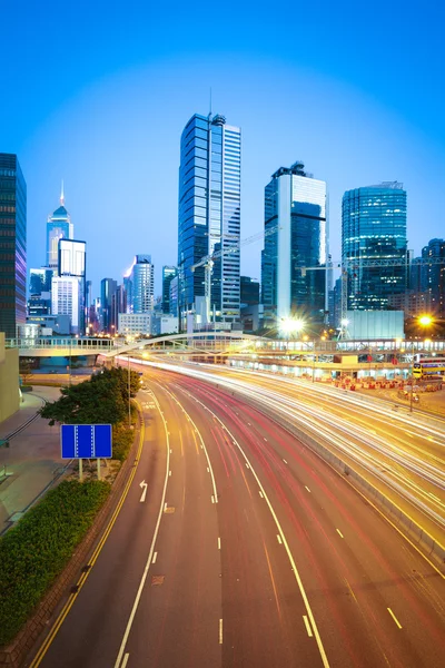Hongkong moderními pamětihodnostmi pozadí světlo highway — Stock fotografie