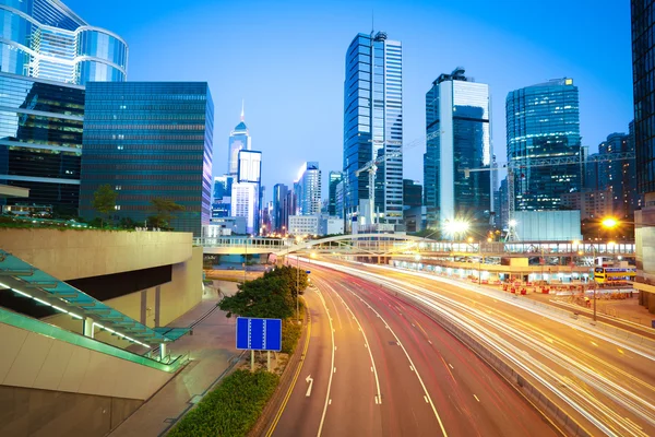 Hong kong van stadsauto met licht paden van moderne stedelijke gebouw — Stockfoto