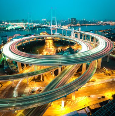 Asya'nın en büyük sarmal Bridge nehirleri arasında kuş görünümü