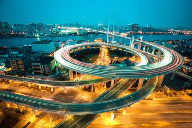 Asya'nın en büyük sarmal Bridge nehirleri arasında kuş görünümü
