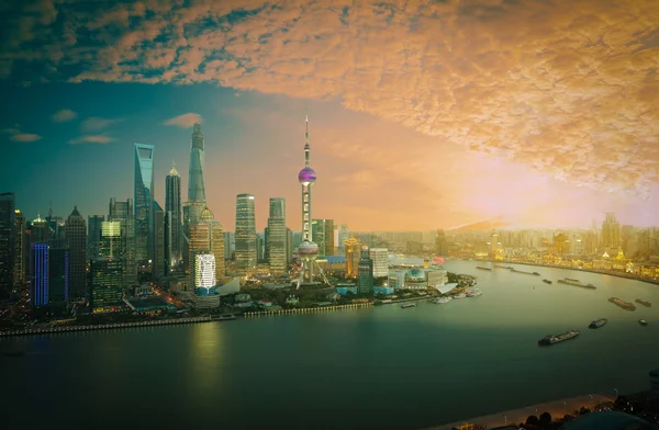 Luchtfotografie shanghai skyline bij zonsondergang — Stockfoto