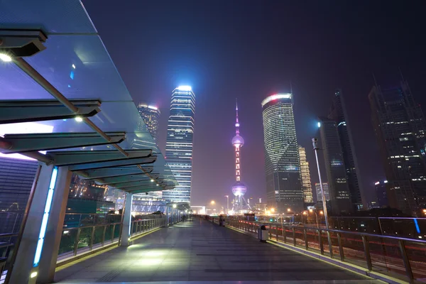 Modern şehir landmark arka plan gece görünümü fazla trafik shanghai — Stok fotoğraf