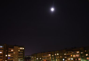 şehrin üzerinde moon