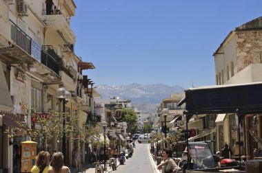 turistler ile sokak sahnesi