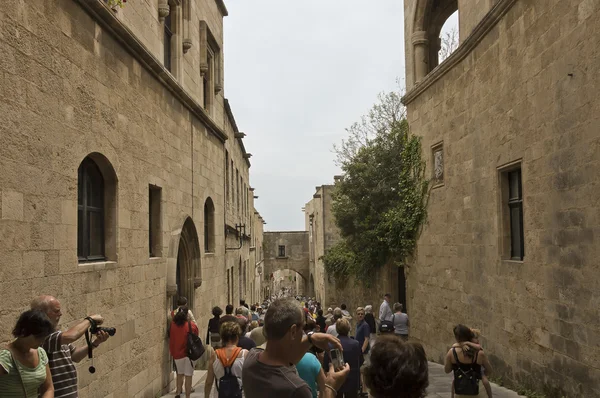 Scène de rue dans la citadelle de Rhodes, Grèce — Photo