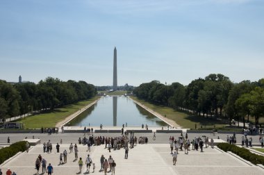 Washington Anıtı ile turistler ve yansımalar
