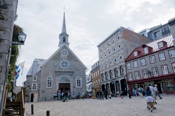 Century church and houses in old Quebec city — Stock Photo, Image