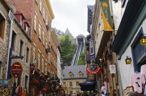 Scena Quebec street i zabytkowe domy — Zdjęcie stockowe