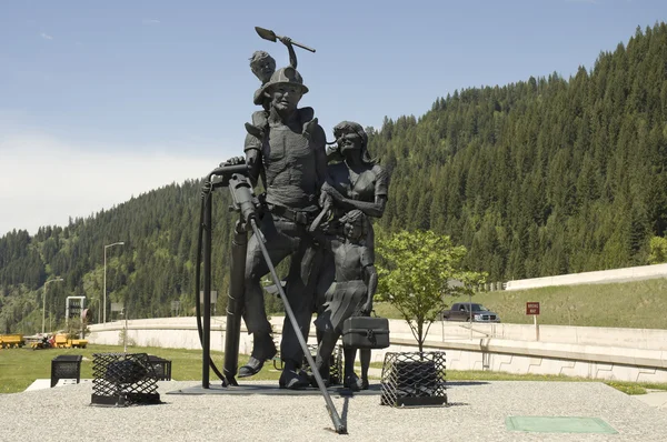Sculpture of Miners family — Stock Photo, Image