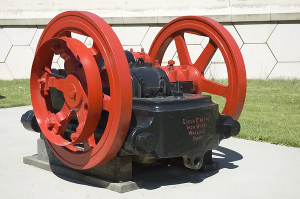 Motor on red wheels — Stock Photo, Image