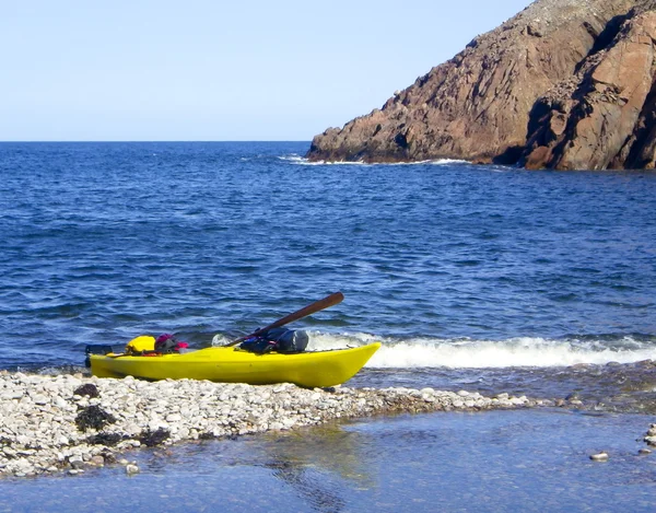 Kayak equipado listo para la expedición — Foto de Stock