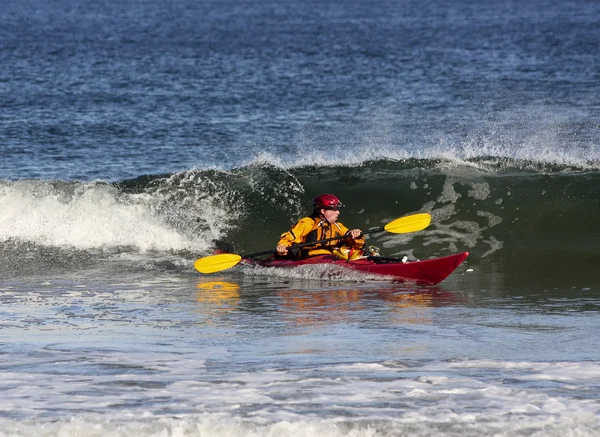 Kajak-Surfen auf See — Stockfoto