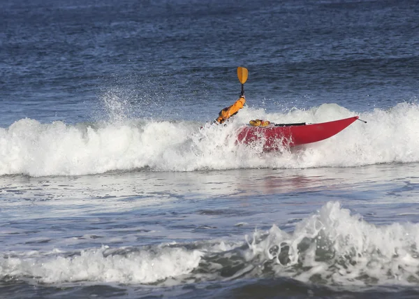 Kayaker en la cresta de una ola — Foto de Stock