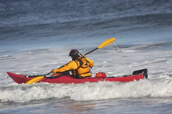 Homme combattant la vague en kayak sur une mer agitée — Photo