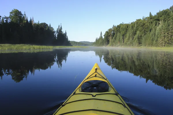 Kayak surfista en un lago — Foto de Stock