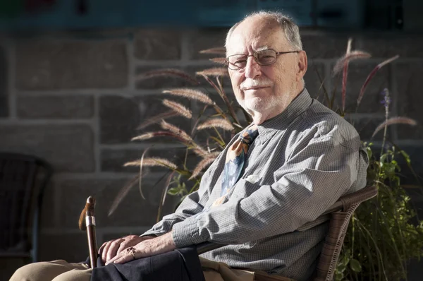 Élégant gentleman senior avec des lunettes — Photo