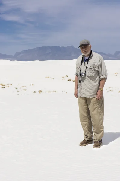 Senior gentleman fotografo tra le dune — Foto Stock