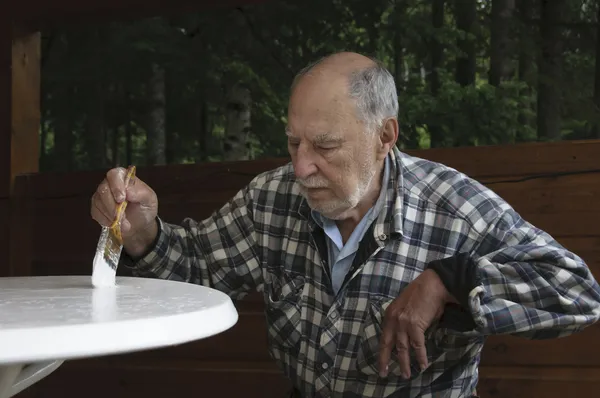 Åldern senior mannen målning — Stockfoto