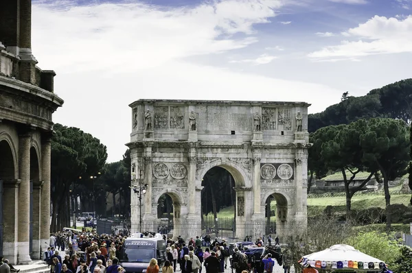 Crowd in front of the Arch of Constantine — Stock Photo, Image