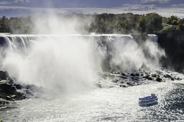 Bateau de croisière à proximité des chutes du Niagara — Photo