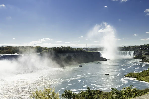 Cruise boats  nearby the Niagara falls — Stock Photo, Image