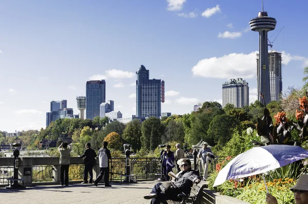 Crowd along the path of Niagara Falls — Stock Photo, Image