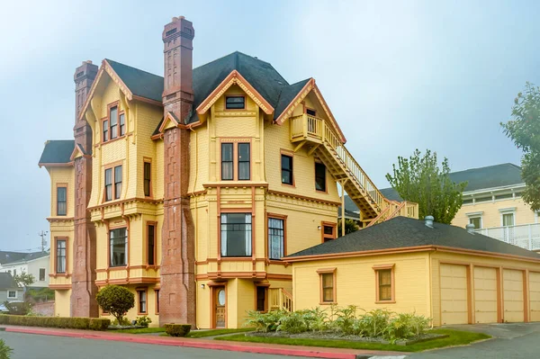 美丽的黄色豪宅 维多利亚风格 在加利福尼亚州尤里卡的一个多雾的日子里 免版税图库照片