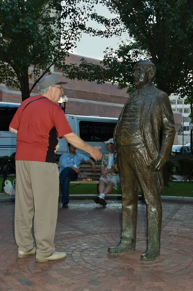 Friendly Shaking Hand Two Seniors Boston Park Massachusetts Humoristic Picture — Stock Photo, Image