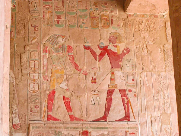 Kartusz Niska Płaskorzeźba Farba Ścienna Faraona Oferująca Prezent Bogu Horusowi — Zdjęcie stockowe