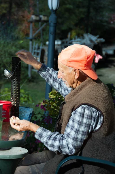 Senior Man Preparing Foods Birds Putting Manger — Stockfoto