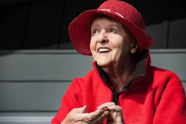 Elderly Lady Red Straw Hat Great Smile Waiting Give Foods — Fotografia de Stock