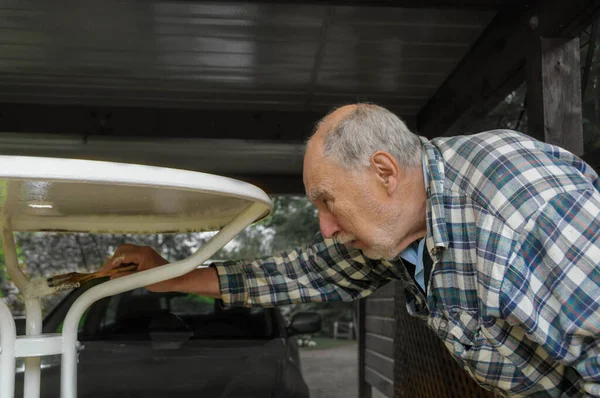Anciano Hombre Mayor Con Cara Expresiva Pintar Cuidadosamente Una Mesa — Foto de Stock