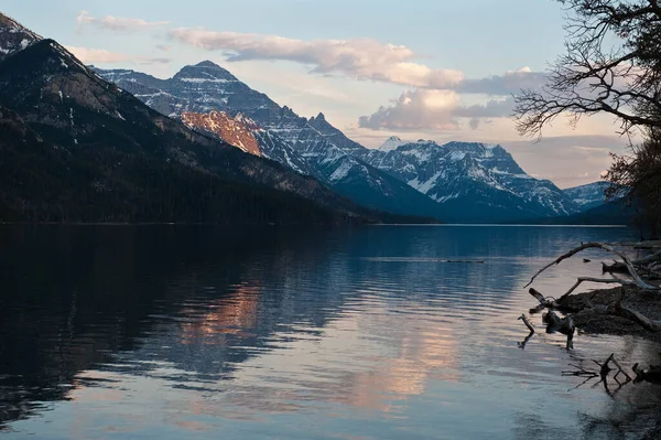 Vista Las Montañas Que Rodean Lago Superior Waterton Parque Nacional — Foto de Stock