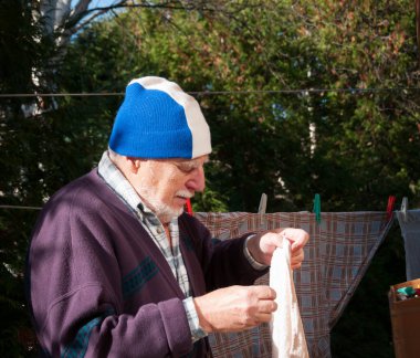 Elbise üzerinde çamaşır koyarak büyükbaba