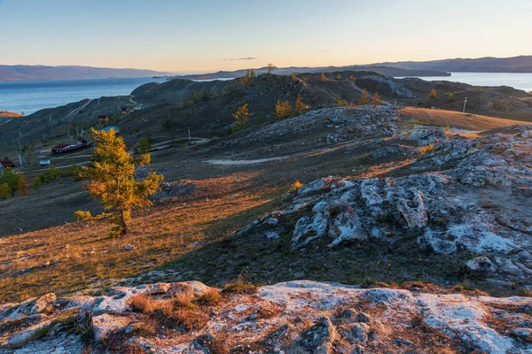 Vista del Estrecho del Mar Pequeño en el Lago Baikal en el día de otoño, Joy Bay — Foto de Stock