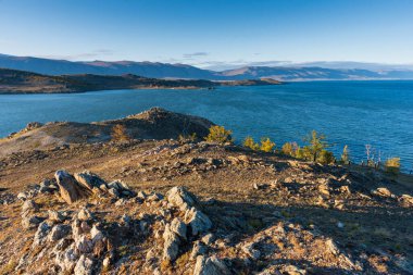 Baykal Gölü 'ndeki Küçük Deniz Boğazı' nın sonbahar günü manzarası, Joy Bay