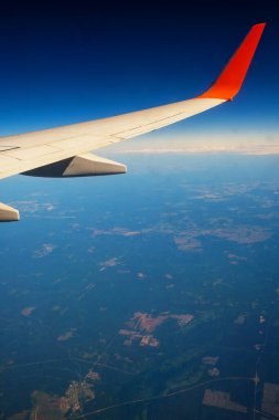 Uçak penceresinden kanada klasik görüntü. Rusya üzerinde uçuş manzarası