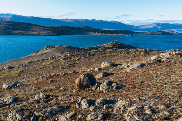 Kilátás a Kis-tenger szorosára a Bajkál-tavon ősszel, Joy Bay — Stock Fotó