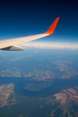 Uçak penceresinden kanada klasik görüntü. Rusya üzerinde uçuş manzarası