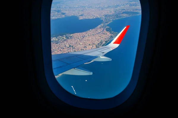 Mirando a través de la ventana del avión durante el vuelo en el ala aterriza sobre Estambul en tiempo soleado —  Fotos de Stock
