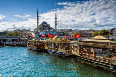 İSTANBUL, TURKEY - 5 Eylül 2021: Eminonu, İstanbul, Türkiye 'deki Süleyman Camii ve balıkçı tekneleri manzarası
