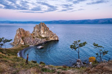 Rusya 'nın Sibirya bölgesindeki Olkhon Adası' nda Khuzhir yakınlarındaki Baykal Gölü 'nde Şamanka Kayası. Baykal Gölü 'nde gün doğumu