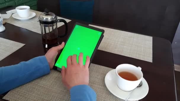 Tela verde - faixa marcada close up tablet pc é usado por uma mão mulher. Rolagem, deslizamento, tocando e lendo ações no espaço interno luz do dia — Vídeo de Stock