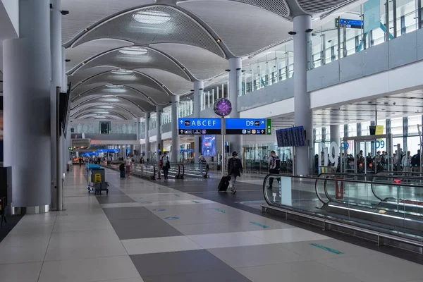 İSTANBUL, TURKEY - 7 Eylül 2021: Yeni İstanbul Havaalanı. İstanbul 'daki New Airport Terminali' nin içi.