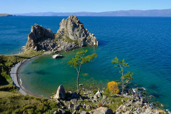 Shamanka Rock en el lago Baikal cerca de Khuzhir en la isla Olkhon en Siberia, Rusia en septiembre. El lago Baikal es el lago de agua dulce más grande del mundo. — Foto de Stock