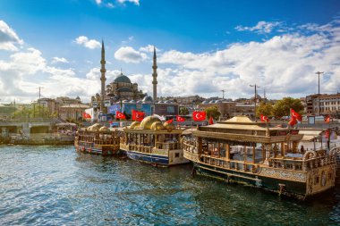 İSTANBUL, TURKEY - 5 Eylül 2021: Eminonu, İstanbul, Türkiye 'deki Süleyman Camii ve balıkçı tekneleri manzarası