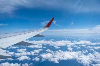 Uçak penceresinden kanada klasik görüntü. Bulutların üzerinde uçuş görünümü