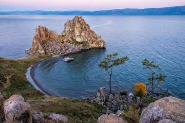 Rusya 'nın Sibirya bölgesindeki Olkhon Adası' nda Khuzhir yakınlarındaki Baykal Gölü 'nde Şamanka Kayası. Baykal Gölü 'nde gün doğumu